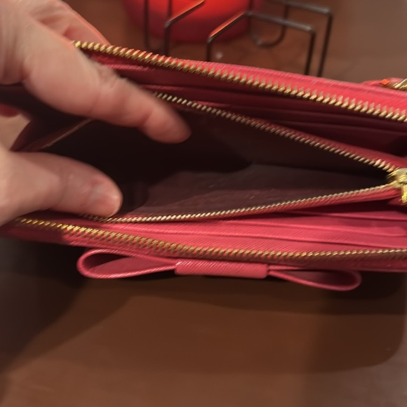 Beautiful Prada Safiano Long wallet. This wallet is in excellent condition. - Picture 4 of 7